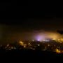 Visão Panorâmica da Cidade apartir da Pousada - Noite com Neblina - À esquerda Matozinhos, Á direita Igreja do Rosário